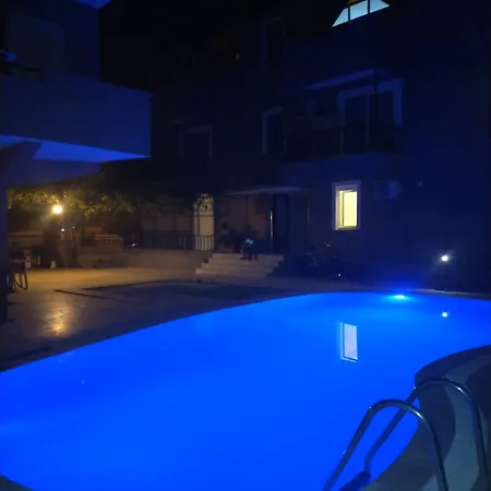 Akdeniz Μαρμαρίς